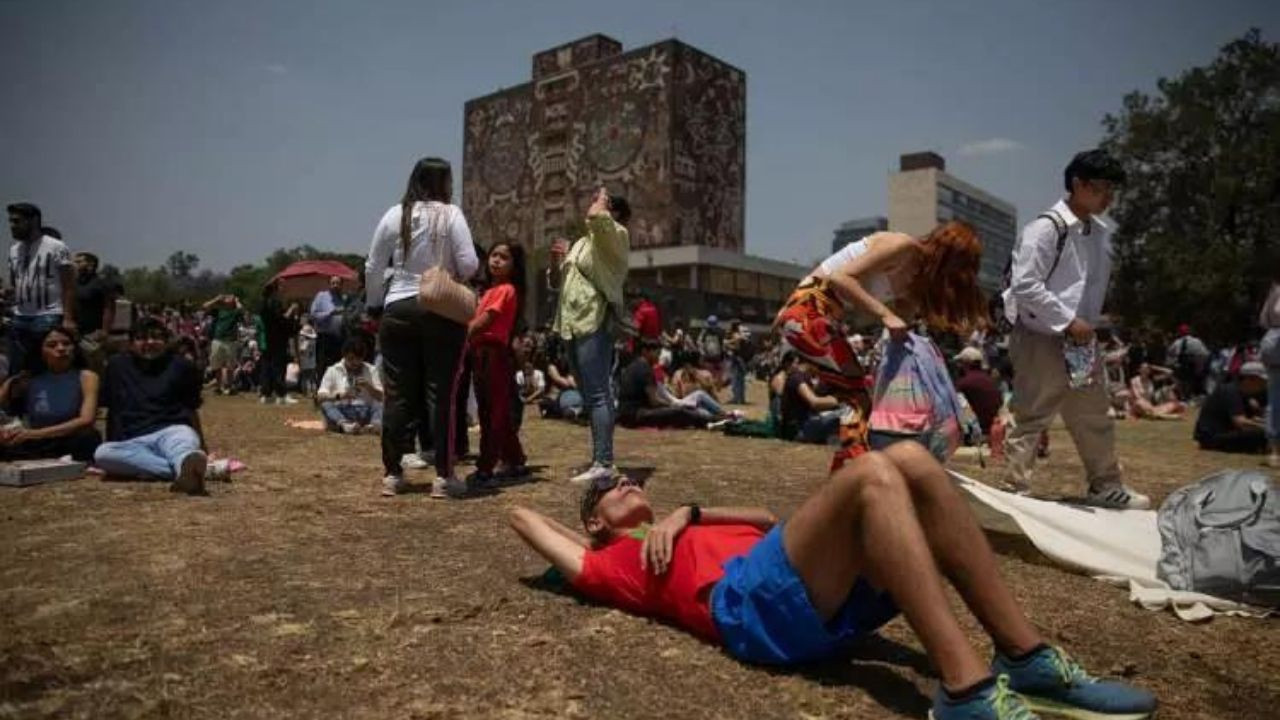 2024’ün ilk güneş tutulması gerçekleşti! Görenleri hayran bırakan o anlar böyle görüntülendi - Sayfa 28