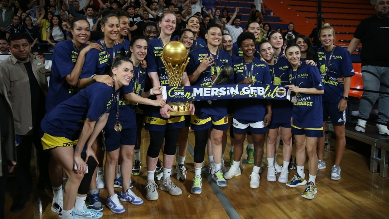 Fenerbahçe şampiyon oldu: Kupayı kaldırdı