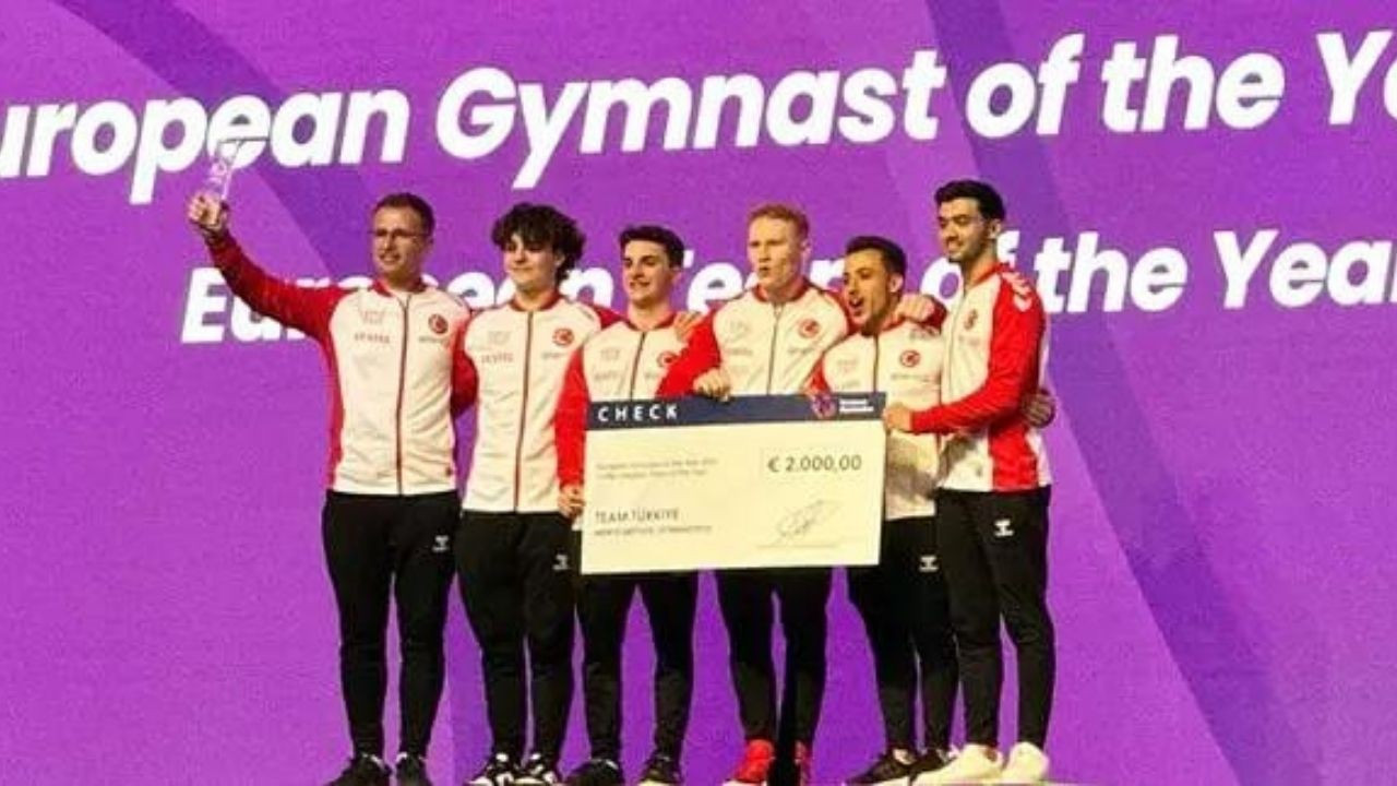 Avrupa'da yılın takımı seçilen Artistik Cimnastik Erkek Milli Takımı ödülünü aldı
