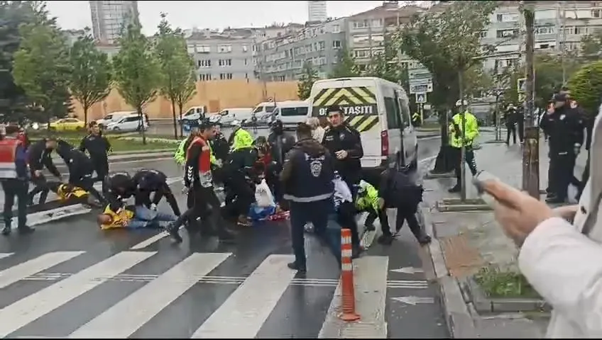 İstanbul'da izinsiz yürüyüşlere polis müdahalesi sürüyor!