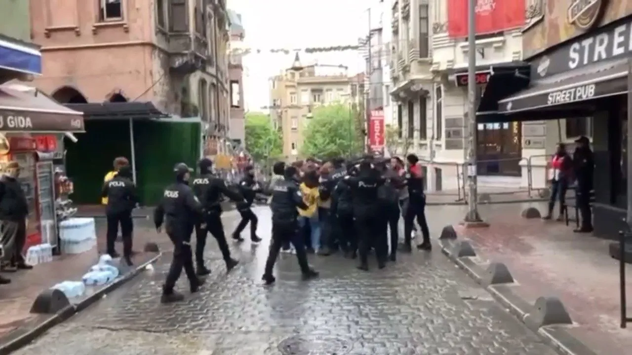 İstanbul'da izinsiz yürüyüşlere polis müdahalesi sürüyor!