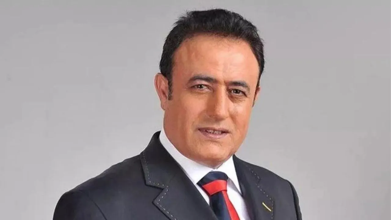 Estetikliler kervanına ünlü şarkıcı Mahmut Tuncer de katıldı! Tuncer, 10 yaş gençleşti