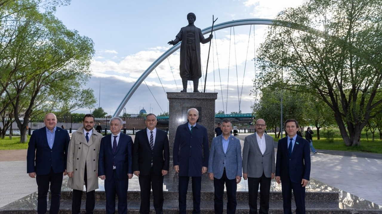 Başkan Kurtulmuş, Atatürk Anıtı'nı ziyaret etti