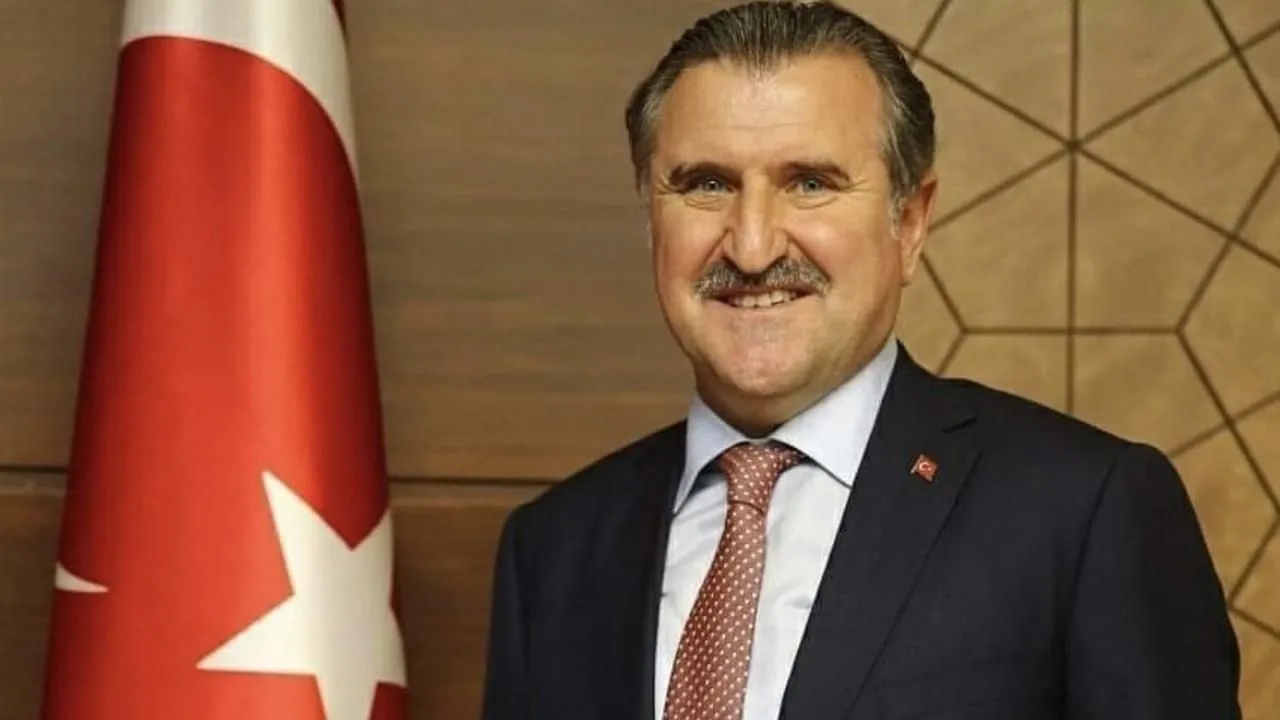 Bakan Bak'tan gençlere müjde: Gençlik Kampı başvuruları başladı
