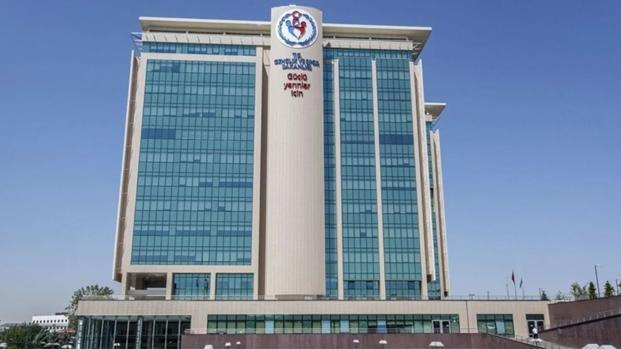 Bakan Bak'tan gençlere müjde: Gençlik Kampı başvuruları başladı