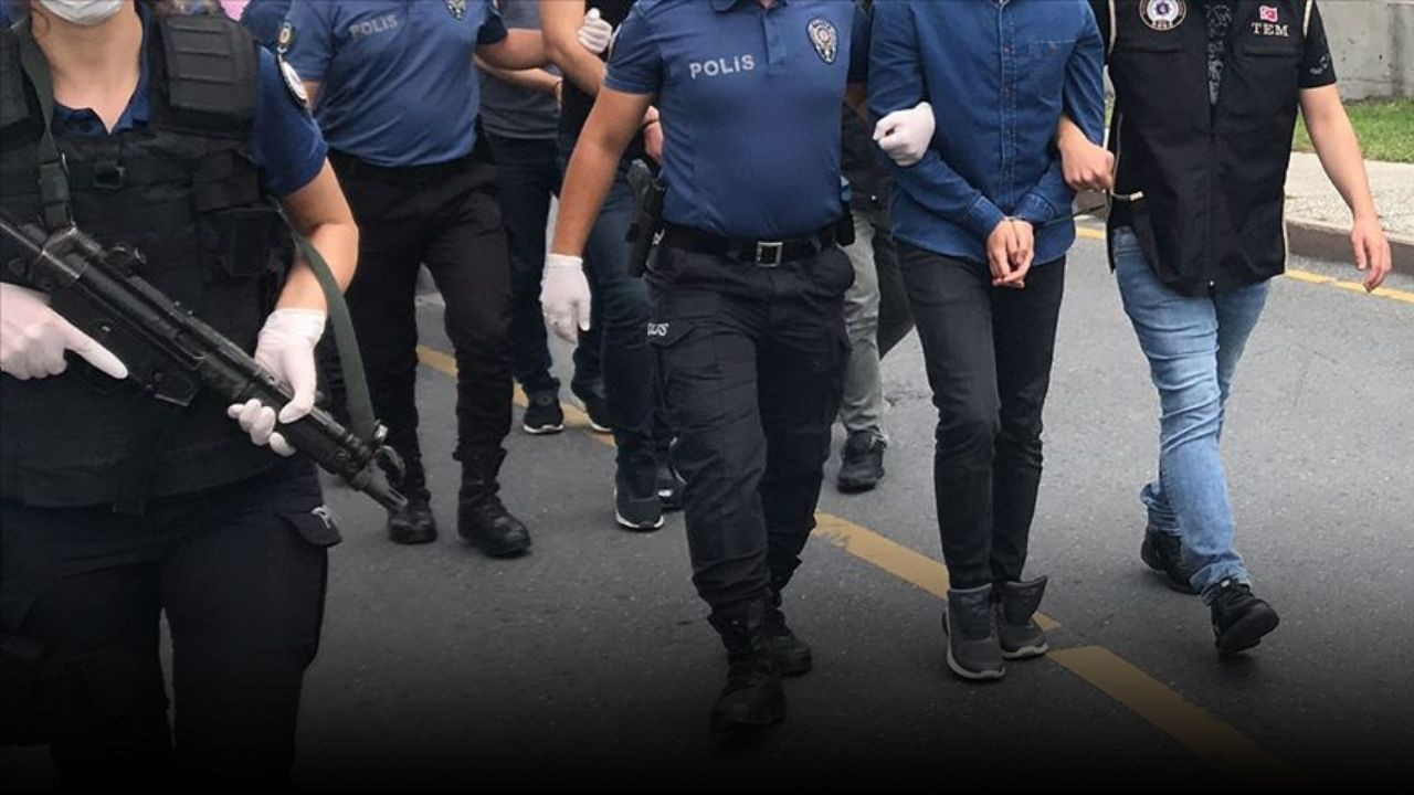 İzmir'de FETÖ operasyonunda 6'sı polis 9 gözaltı!