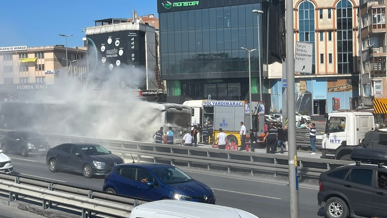 Küçükçekmece'de metrobüs yandı!