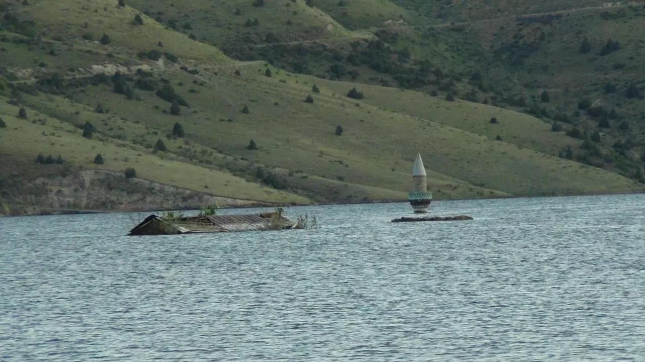 Köyden geriye sadece minare kaldı!