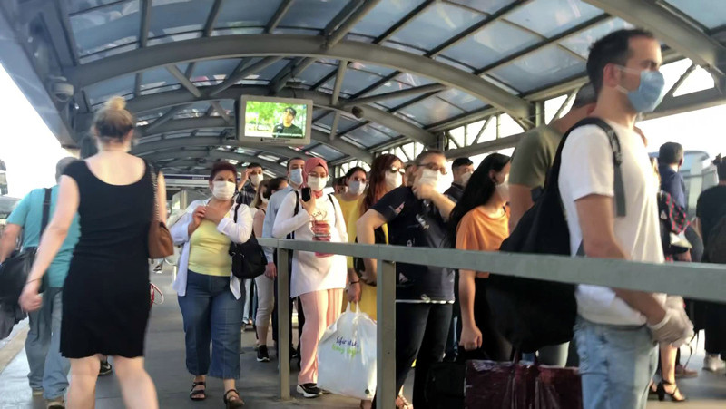 Metrobüste 'sosyal mesafesiz' yolculuk